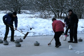 Picture of curling on Drumore Pond, 28 December 2009, 22KB